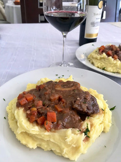 Una foto de Osobuco al vino tinto🍷