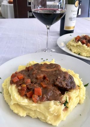 Una foto de Osobuco al vino tinto🍷