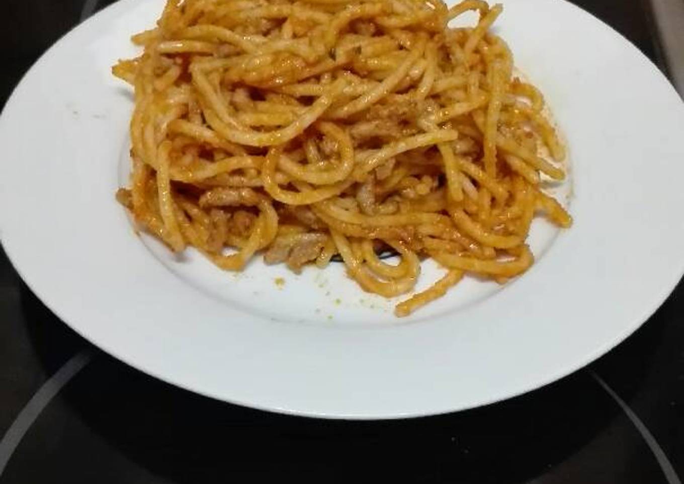 Espaguetis con carne picada, cebolla y atún triturado