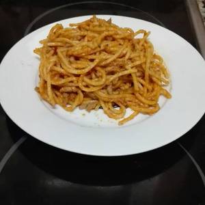 Espaguetis con carne picada, cebolla y atún triturado