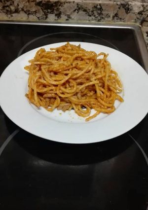 Una foto de Espaguetis con carne picada, cebolla y atún triturado