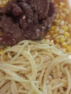 Una foto de Carne de res en crema de elote y elotes frescos