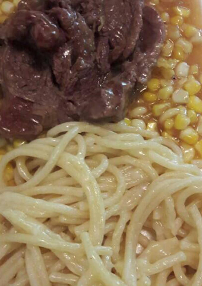 Una foto de Carne de res en crema de elote  y elotes frescos
