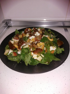 Una foto de Ensalada de espinaca, queso de cabra y massss