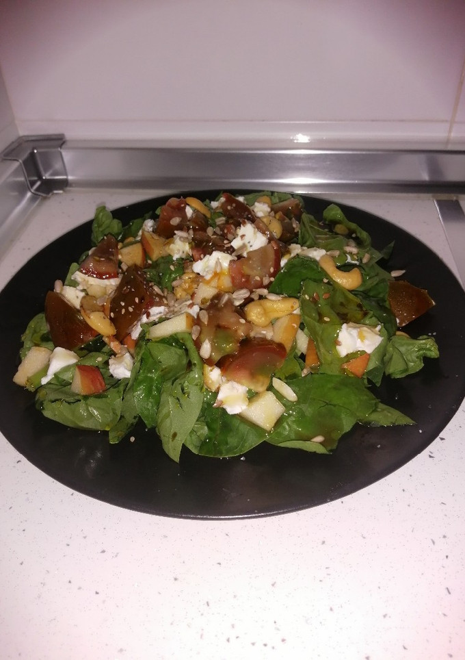 Una foto de Ensalada de espinaca, queso de cabra y massss