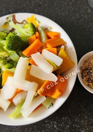 Hình của món Củ quả hấp chấm muối mè, đậu, điều.