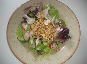 Una foto de Ensalada de brotes de trigo sarraceno marinados #raw, #alcalino