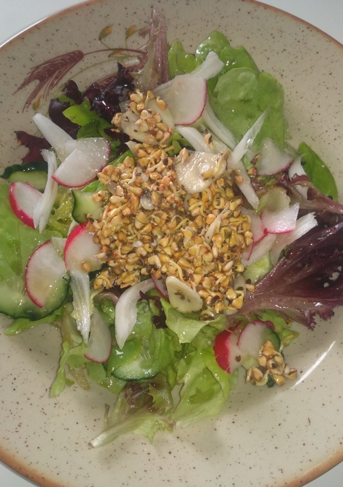 Una foto de Ensalada de brotes de trigo sarraceno marinados #raw, #alcalino