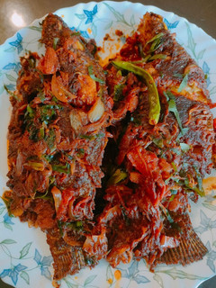 টমেটো এবং হলুদ পাতা দিয়ে তেলাপিয়া কষা রেসিপির প্রধান ছবি