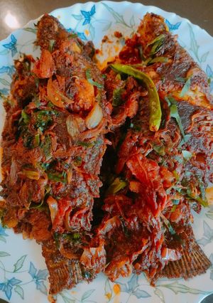 টমেটো এবং হলুদ পাতা দিয়ে তেলাপিয়া কষা রেসিপির প্রধান ছবি