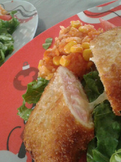Una foto de Bombas de pollo rellenas de jamón con queso