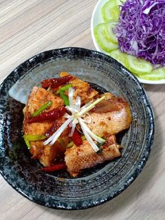 Hình của món Lườn cá hồi kho tộ.