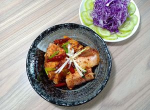 Hình của món Lườn cá hồi kho tộ.