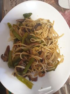 Una foto de Tallarines fritos con verduras