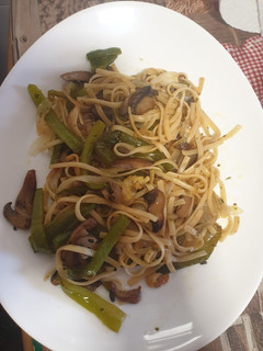 Una foto de Tallarines fritos con verduras