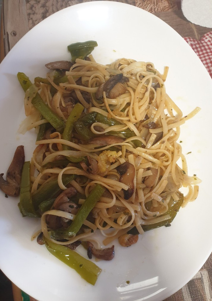 Una foto de Tallarines fritos con verduras