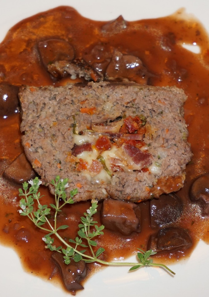 Una foto de ASADO DE MOLDE DE CARNE CON QUESO MOZZARELLA Y TOMATES SECOS AL SOL. JON STYLE