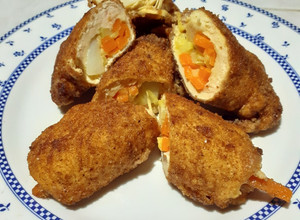 Una foto de Milanesa de pollo empanizado relleno de verduras