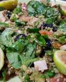 Ensalada de quinoa con higos, tomate, piña y pavo