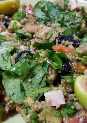 Foto principal de Ensalada de quinoa con higos, tomate, piña y pavo