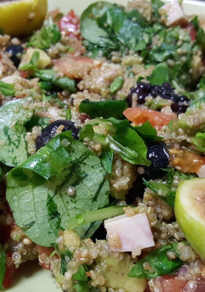 Una foto de Ensalada de quinoa con higos, tomate, piña y pavo