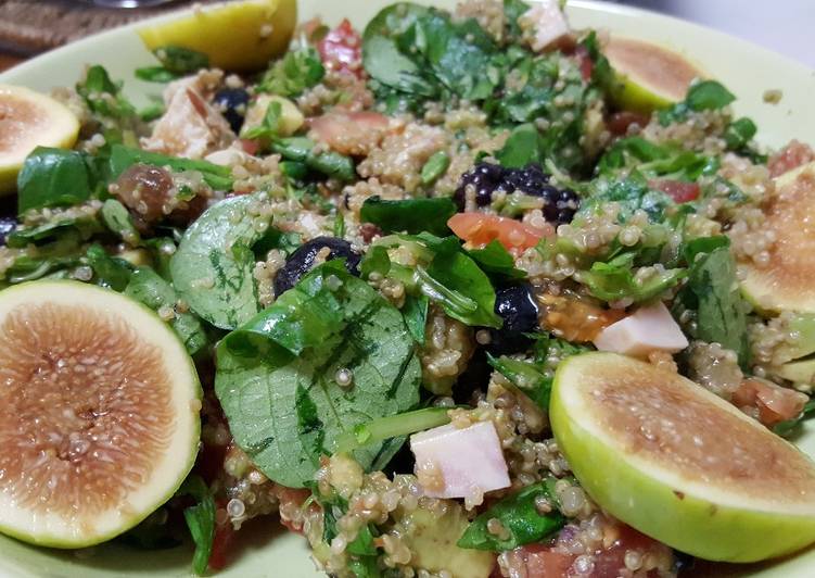 Ensalada de quinoa con higos, tomate, piña y pavo