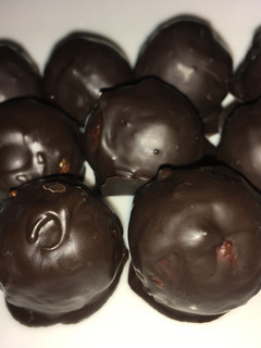 Una foto de Bolitas de chocolate-plátano avena