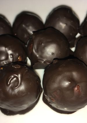 Una foto de Bolitas de chocolate-plátano avena