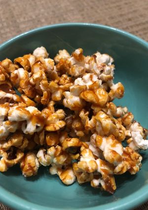Una foto de Pochoclos con caramelo 🤤😋
