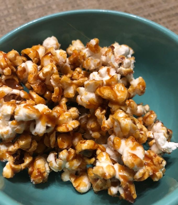 Una foto de Pochoclos con caramelo 🤤😋