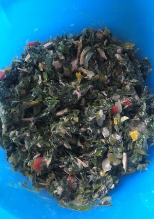 A picture of Spinach with tuna fish.