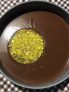 Una foto de Tarta de queso light con gelatina de chocolate y pistachos