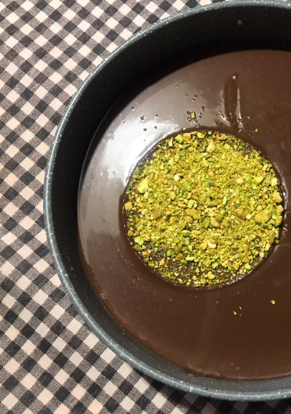Una foto de Tarta de queso light con gelatina de chocolate y pistachos