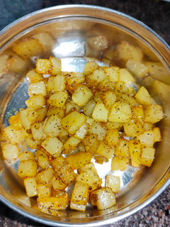 உருளைக்கிழங்கு மிளகு வறுவல்(pepper potato fry recipe in tamil) செய்முறை முக்கிய புகைப்படம்
