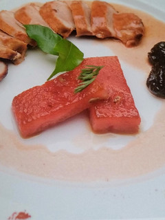 Una foto de Solomillo adobado con sandía a la plancha