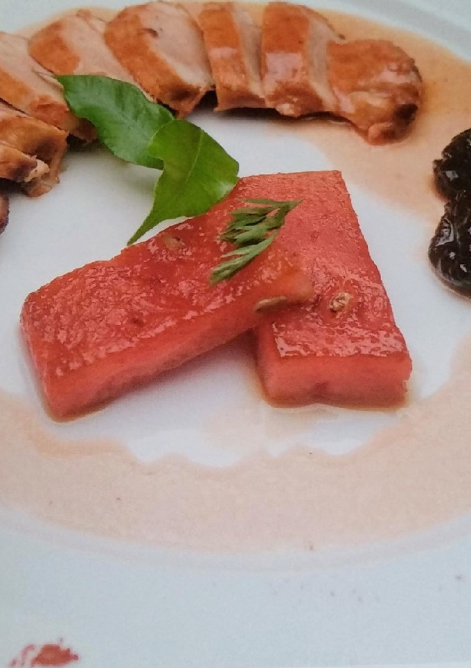 Una foto de Solomillo adobado con sandía a la plancha