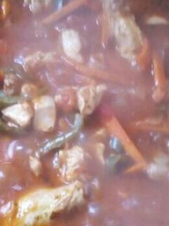 Una foto de Wok de pollo y verduras
