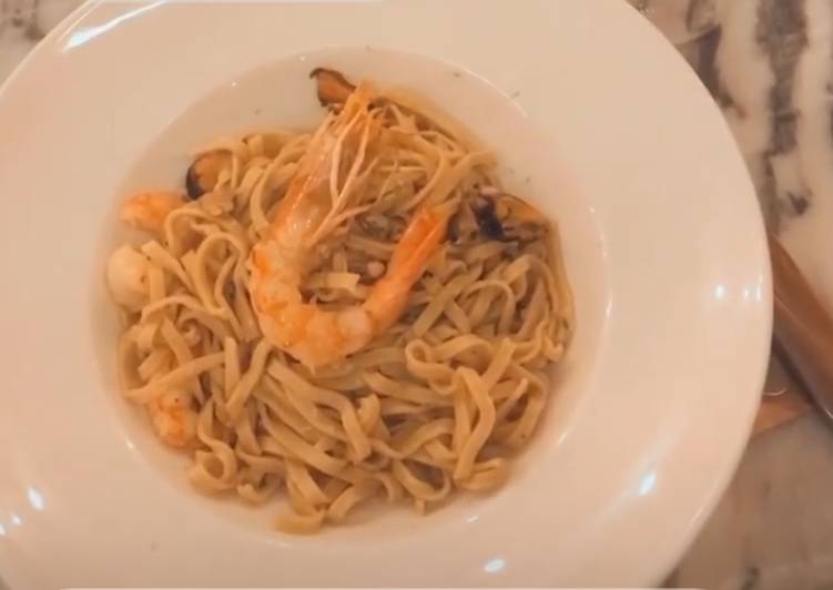 Linguine com camarão, mexilhão e cogumelos - Tudogosreceitas