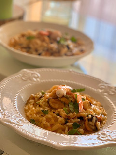 Una foto de Risotto de marisco cumpleañero🎂🥂