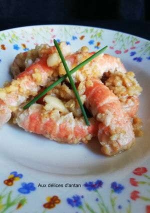 Une photo de Langoustine au beurre aromatisé à la cacahuète et à l'ail