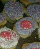 Cupcakes con cobertura de limón, coco y licor de piña colada