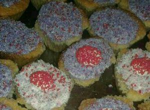 Una foto de Cupcakes con cobertura de limón, coco y licor de piña colada