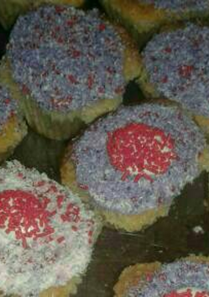 Una foto de Cupcakes con cobertura de limón, coco y licor de piña colada