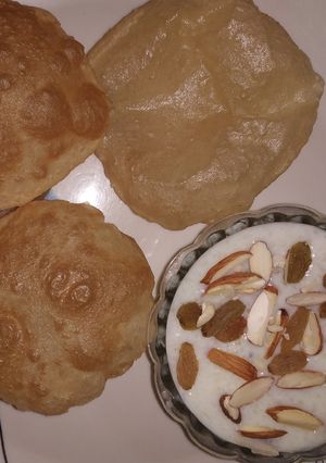 A picture of ખીર પૂરી.