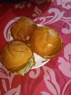 ठेला स्टाइल आलू टिक्की बर्गर (thela style aloo tikki burger recipe in Hindi) रेसिपी मुख्य फोटो
