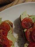 Tosta de Abacate e Tomate Cherry