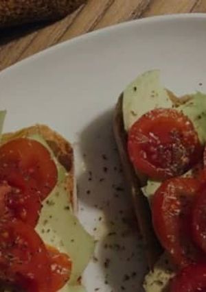 Foto de Tosta de Abacate e Tomate Cherry