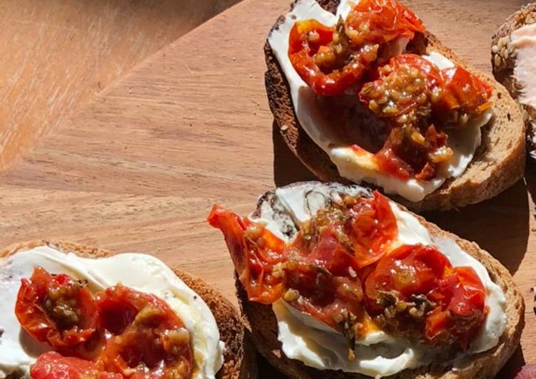 Bruscetta med ovnbagte tomater