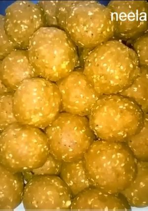 सोंठ और तिल के लड्डू(Sonth aur til ke laddu recipe in Hindi) रेसिपी मुख्य फोटो