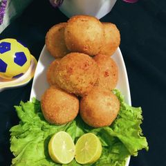 A picture of Crispy potato and cheese balls.